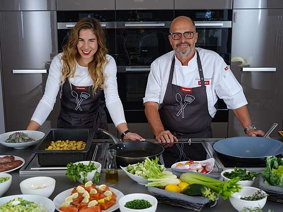 Zdeněk Pohlreich a Ester Ledecká připravili zdravější variantu „fish & chips“