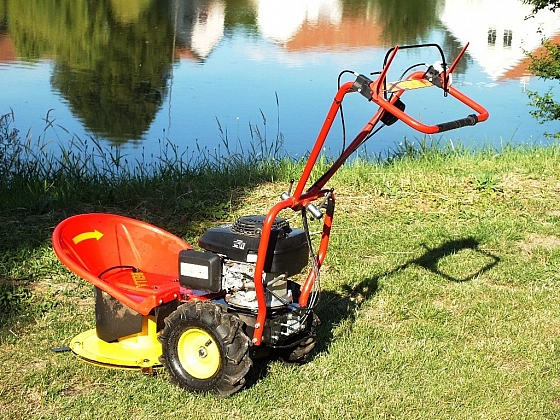 Bubnová sekačka od Mountfieldu se vysoké trávy nebojí