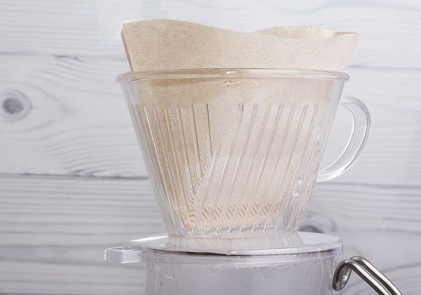 Čisté a nepoužité kávové filtry je možné využít všude tam, kde je zapotřebí savého, pevného a zároveň propustného materiálu, který nepouští chloupky