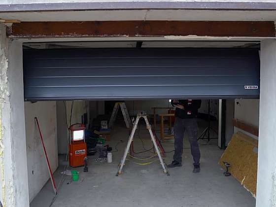 Konečně jsme se dostali k montáži nových garážových vrat od VEKRA