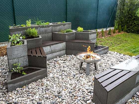 otevřít: Jak si rychle postavit zahradní sezení a záhon bylinek v jednom