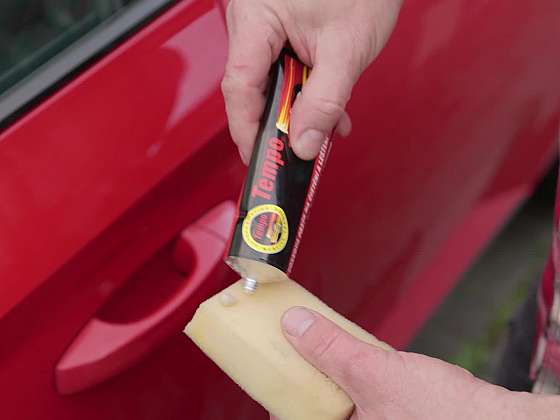 Jak odstranit škrábance kolem kliky u auta?
