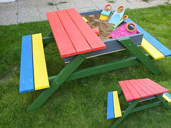 otevřít: Vyrobte dětem praktický stolek s pískovištěm