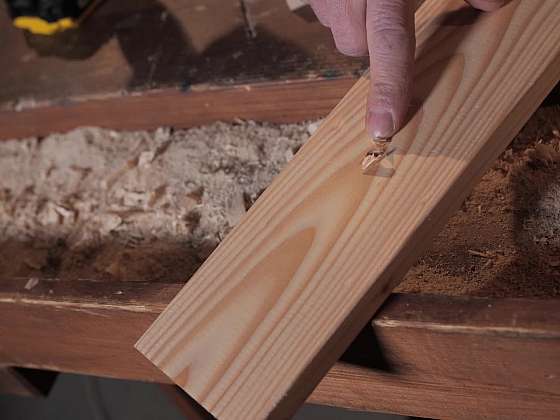 Jak zajistit, aby se při vrtání netřepila spodní strana dřeva