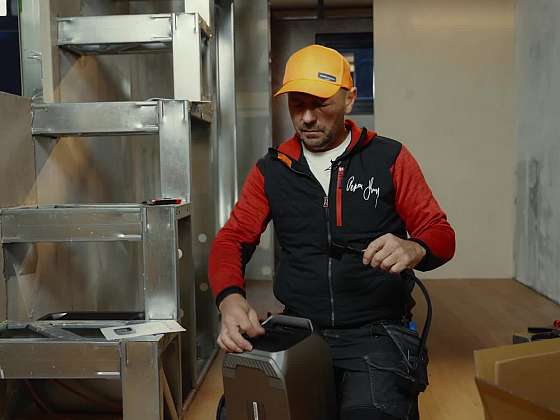 Přenosný bateriový systém v tiny housu