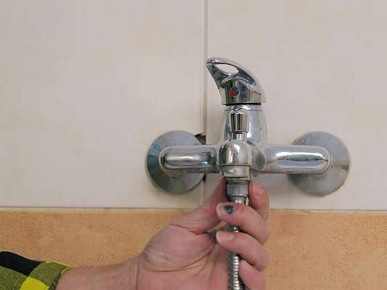 Vyčištění přepínače sprchy na vodovodní baterii