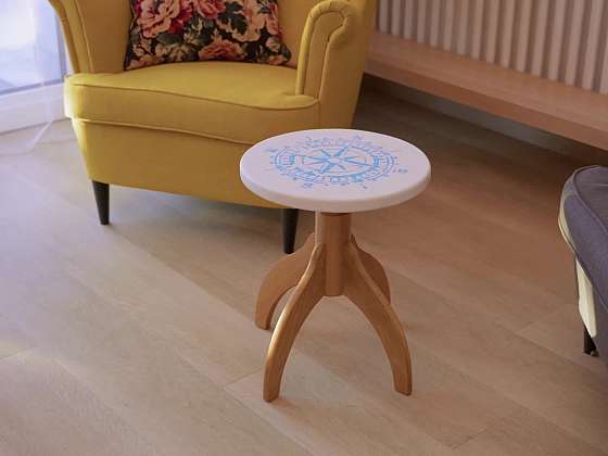 Oprava stoličky k pianu