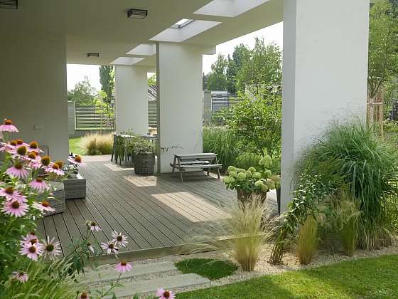 Zahrada u moderního domu