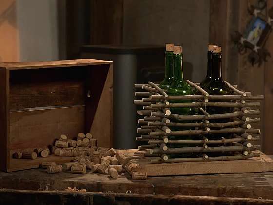 Vyrobte si z hromady klacíku designový stojan na víno
