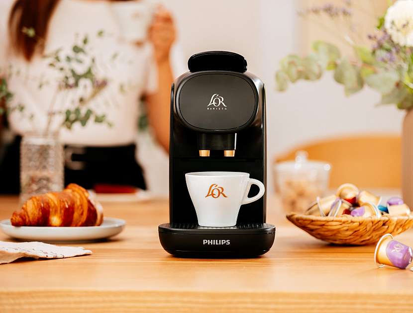 Kávovar L’OR BARISTA Sublime se v matném černém provedení Piano Noir hodí do každé moderní kuchyně