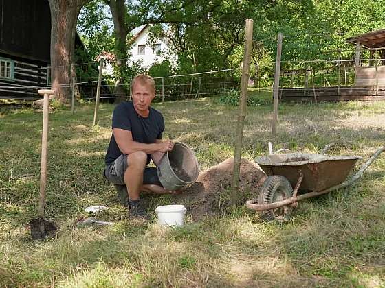 Příprava výsadbových jam pro ovocné stromy