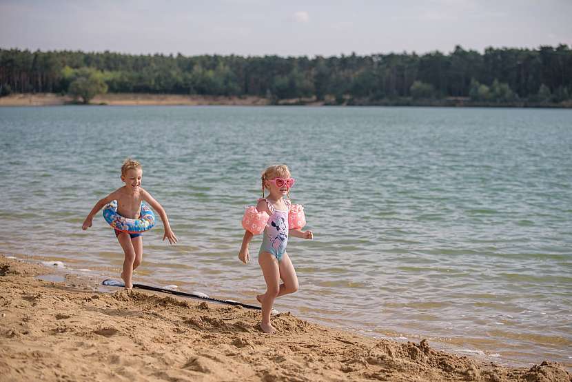 Jezero Lhota je pro celou rodinu