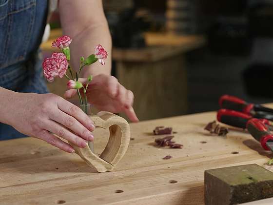 Vyrobte si srdíčkovou vázu na květinu