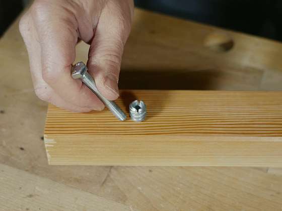 Jak snadno namontovat závit do dřeva