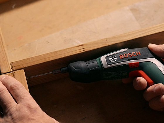 Jak vrtat či šroubovat spoj v rohu