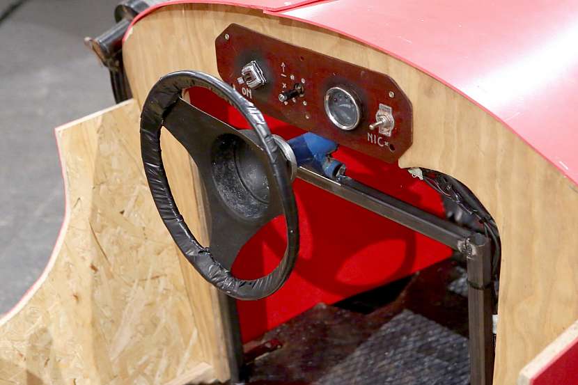 Vnitřek motokáry můžete nechat v barvě dřeva bez vrchního nátěru