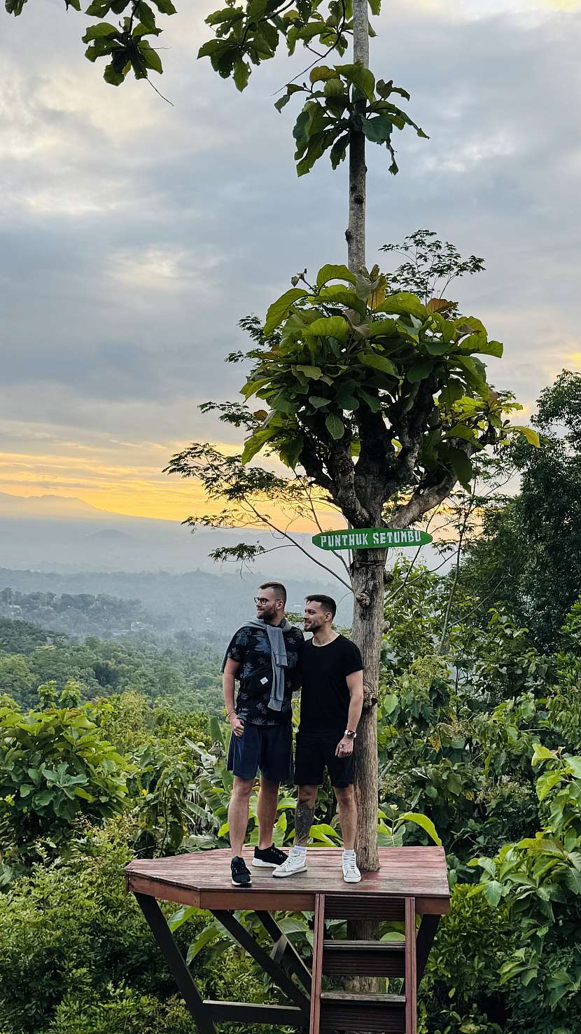 Plácek na Setumbu Hill nabízí mnoho více či méně fotogenických vychytávek