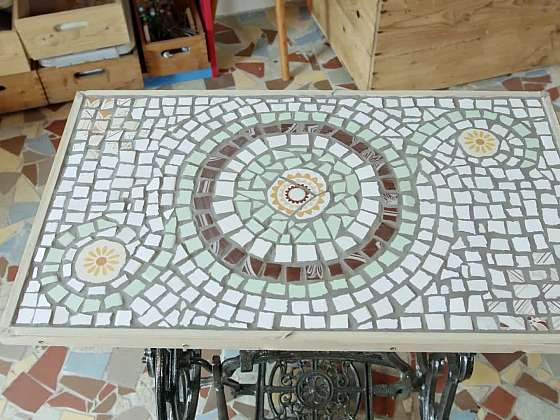 Jak vyrobit ze starého šicího stroje mozaikový stůl