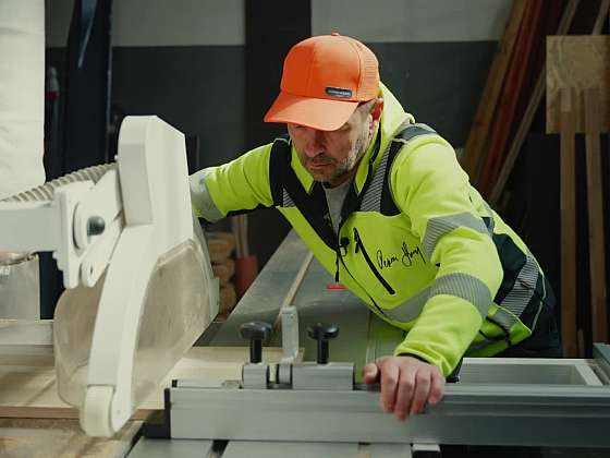 Vestavný botník z masivu: Zaměření a formátování