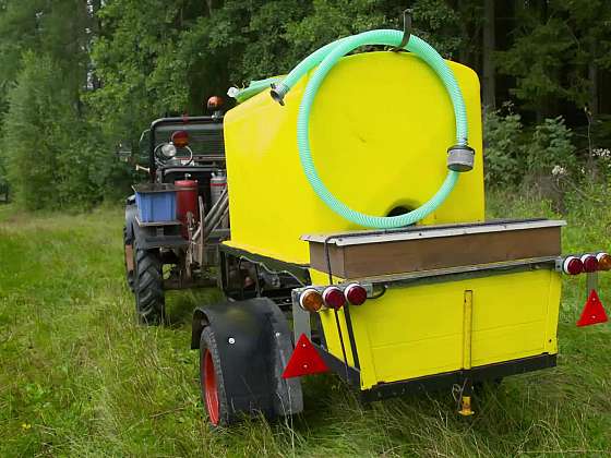 Skvělý traktůrek s cisternou na práci do lesa