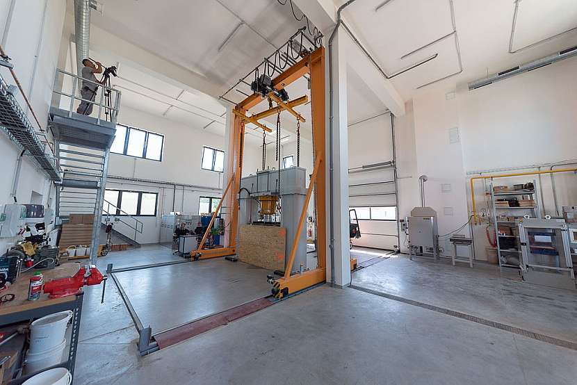 Výzkumné centrum společnosti Heluz v Dolním Bukovsku zahrnuje dvě laboratoře, chemicko-technologickou a mechanickou (Zdroj: HELUZ cihlářský průmysl, v.o.s.)