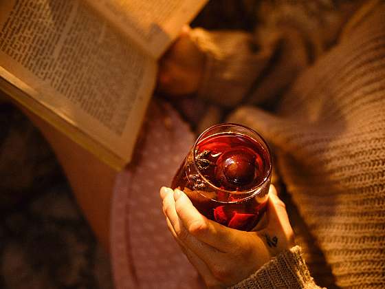 Teplý podzimní punč ze švestkové limonády se skořicí