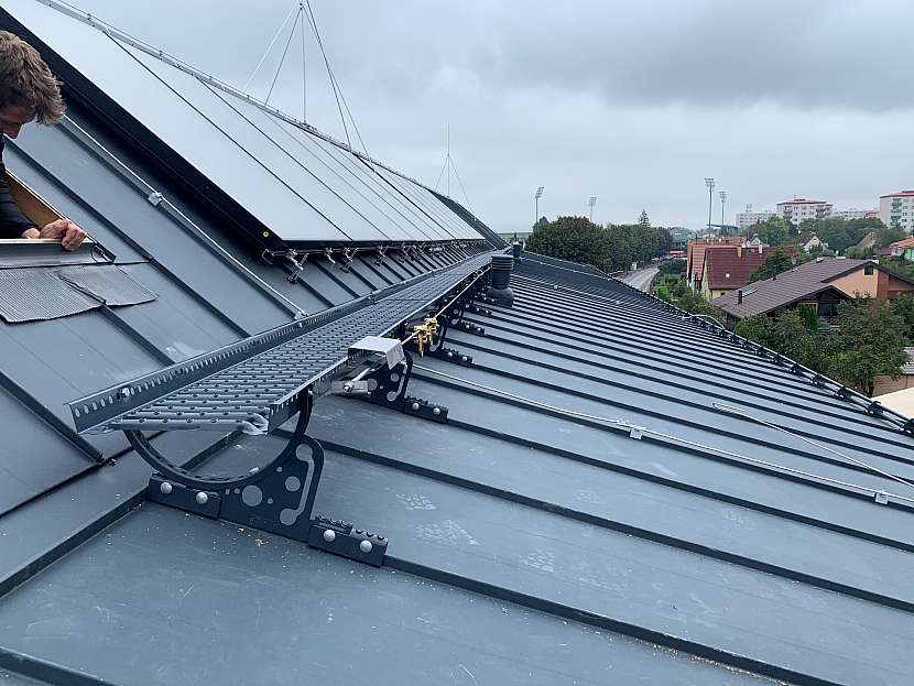 Pro bezpečný přístup ke komínu, anténě nebo fotovoltaice je potřeba střechu vybavit speciálními nášlapnými doplňky