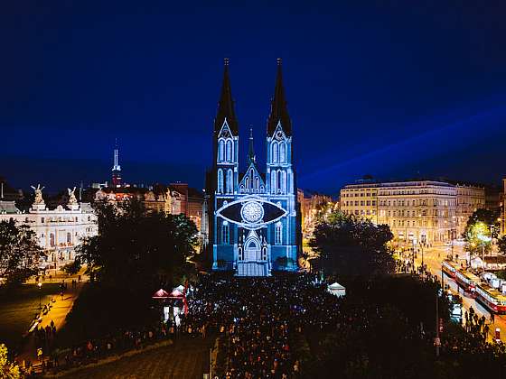 otevřít: Signal Festival se vrací na náměstí Míru. Připravuje k 10. výročí velkolepý videomapping na baziliku sv. Ludmily