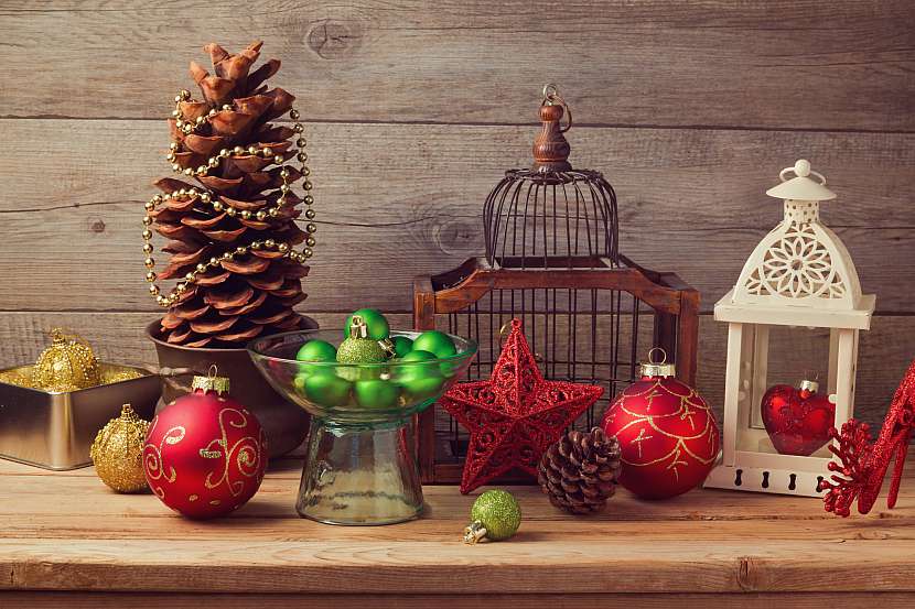 Vánoční stromky, adventní věnce, svíčky, ozdoby a dekorace – to jsou věci, bez kterých si většina českých domácností Vánoce neumí představit, a utrácí za ně často tisíce.