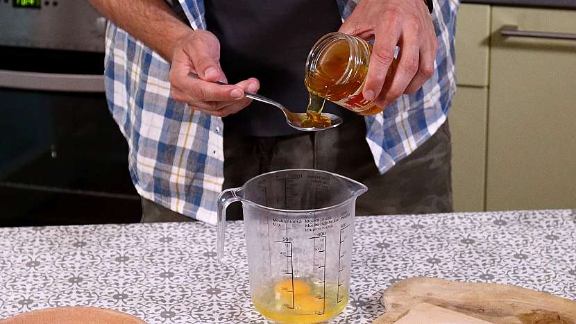 Recept na mini medovníky: vejce a med vyšleháme do pěny