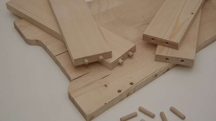 Stolička a sklopné schůdky v jednom: vlepíme dřevěné spojovací kolíčky