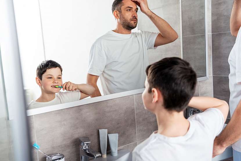 Otec se synem před zrcadlem v koupelně