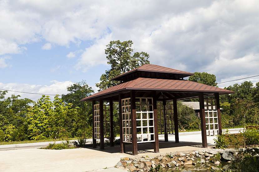 Pergola s mřížkou pro popínavé rostliny