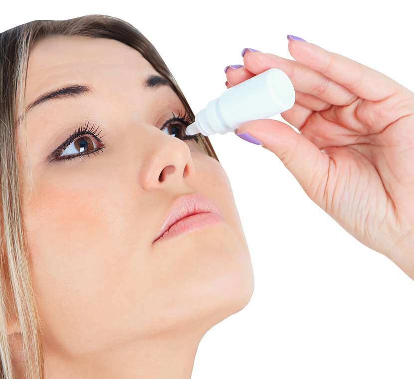 Vhodné jsou i umělé slzy, které zvlhčují povrch oka 