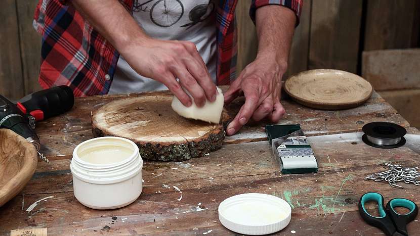 Jak vyrobit zvonkohru: dřevo ošetříme ochranným voskem