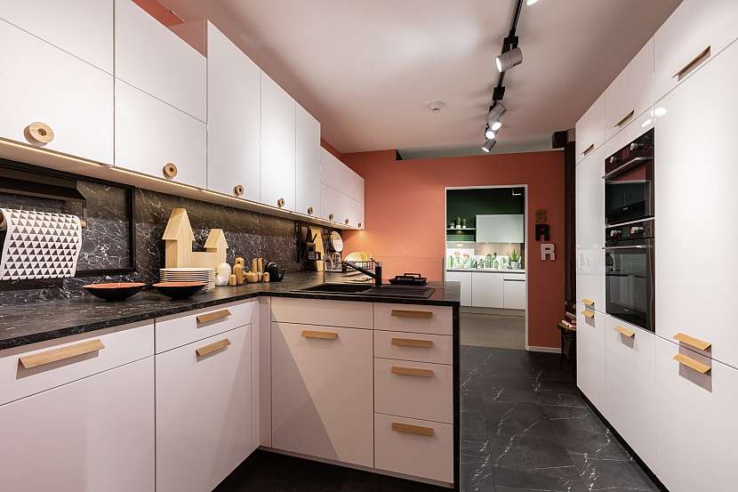 Úzkou místnost kuchyně opticky zvětšíme bílou linkou a barevnými stěnami