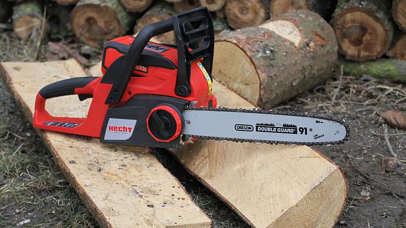 Jednoduchá tábornická lavička ze špalků: nejrovnější poleno použijeme po rozpůlení na dva sedáky