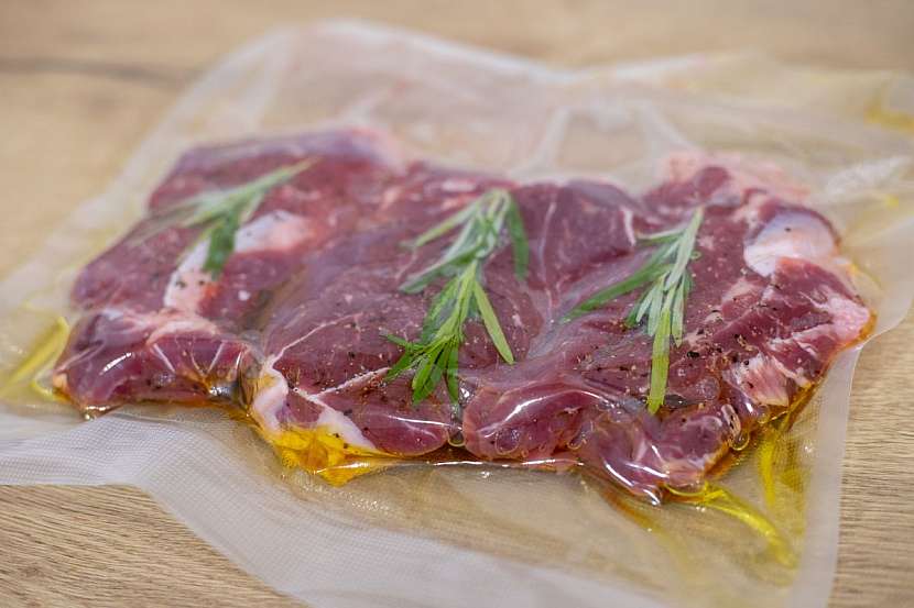 V důsledku použití techniky sous vide nepřijdete o důležité živiny, čerstvost použitých surovin ani o jejich chuť a vůni a zároveň budete mít jistotu, že si všechny pokrmy zachovají svoji chuť a barvu.