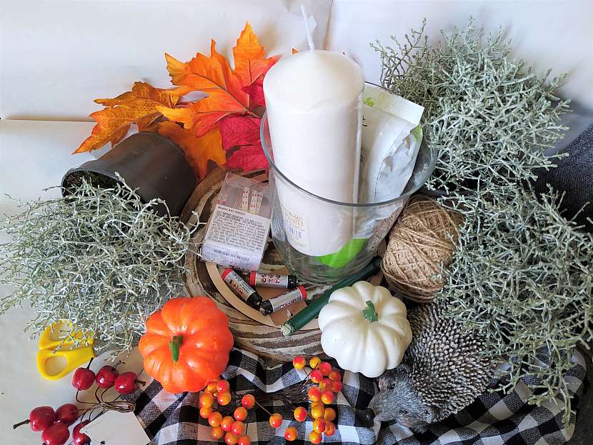 K výrobě podzimní dekorace potřebujete především 5 květináčků drátovce a pak potřebujete ještě další věci, které najdete na našem seznamu
