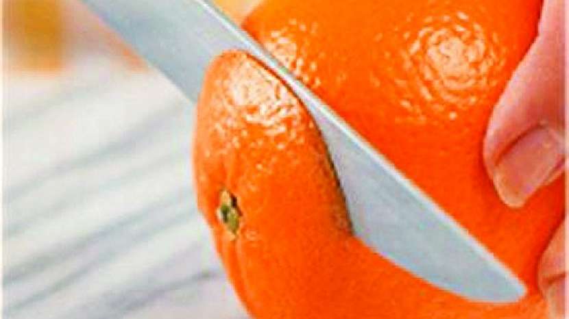 Jak udělat z pomeranče filátka: odkrojíme vršek a spodek pomeranče