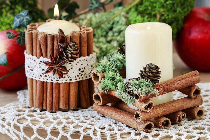 Vánoční svícen ze skořice můžete vyrobit pro sebe i své blízké jako dárek (Zdroj: Depositphotos)