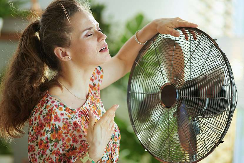 Výkonný ventilátor nasměrujte do prostoru a na nábytek, nikoliv přímo na sebe