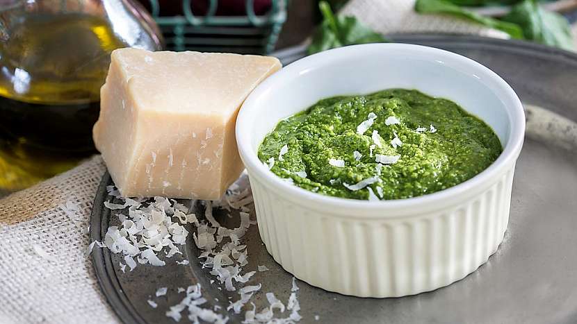 Recept na domácí česnekopažitkové pesto