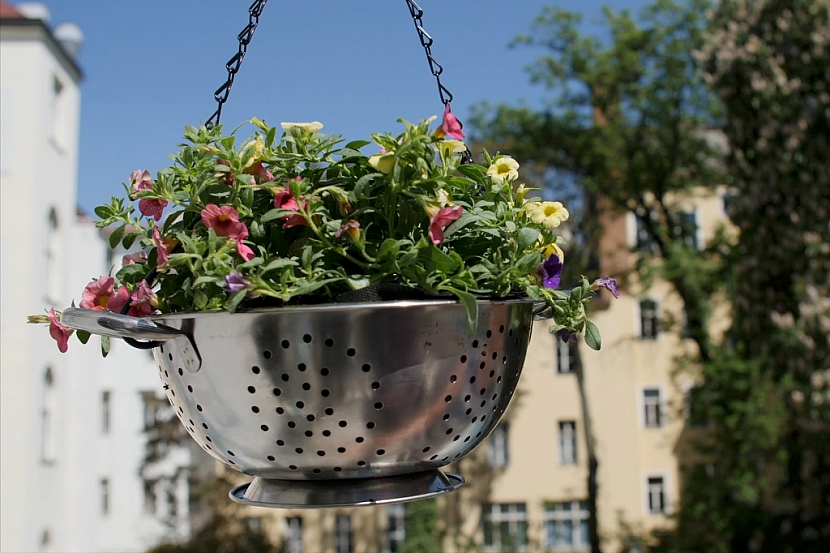 Květiny v zavěšeném cedníku rozzáří balkon či terasu