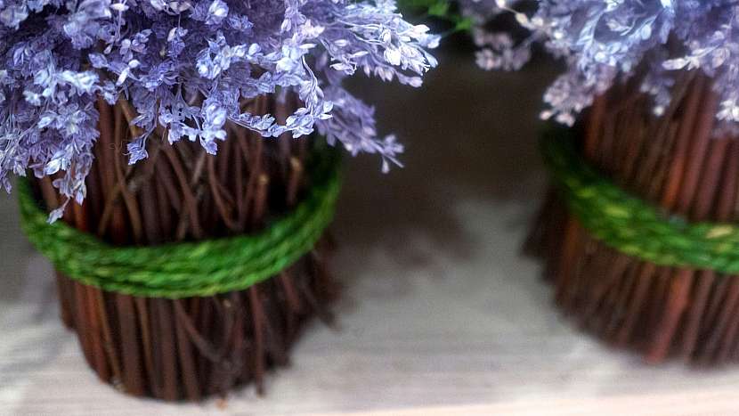 Nápady na dekorace z přírodnin:  inspirace na obal na květináč z klacíků donesených z lesa