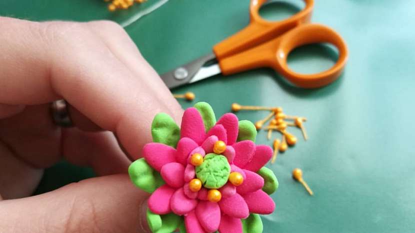 Jak vyrobit dekorativní květinky ze samotvrdnoucí hmoty 13