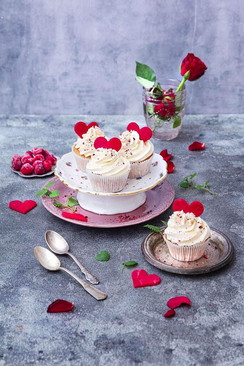 Cupcake můžete dokončit nejrůznějšími polevami, ozdobami nebo ovocem i naplnit krémem