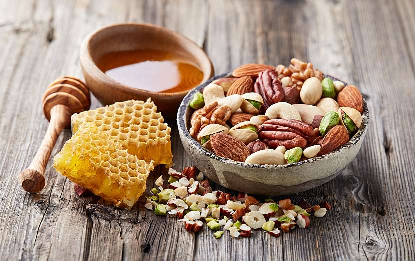 Ořechy naložené v medu jsou krásným, zdravým a praktickým dárkem
