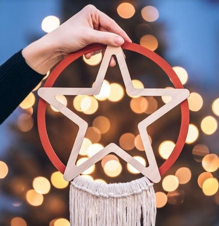 Vánoční hvězdu z dřívek od nanuků dozdobíte provázky ve stylu macramé