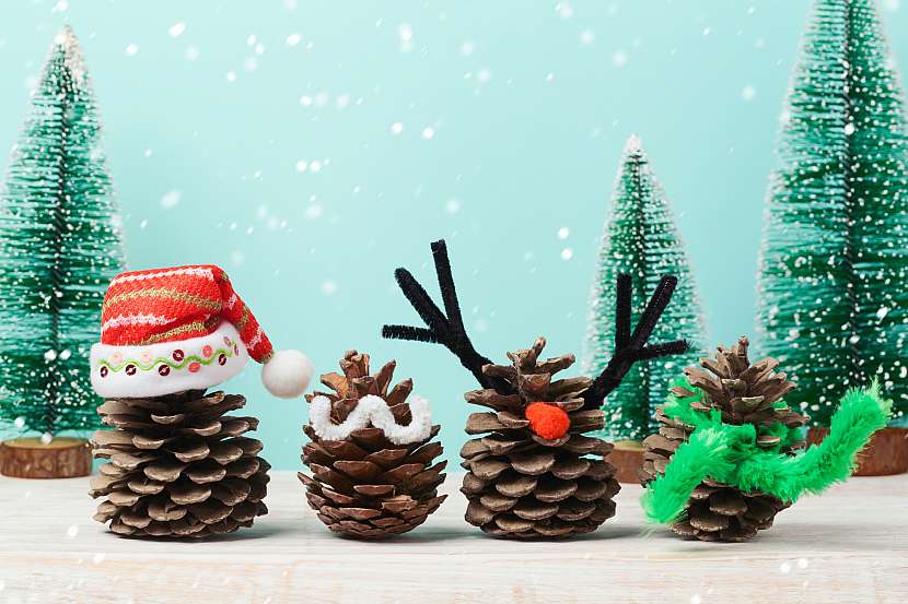 Vánoční náladu přinesou šišky stylizované do soba a Santa Clause